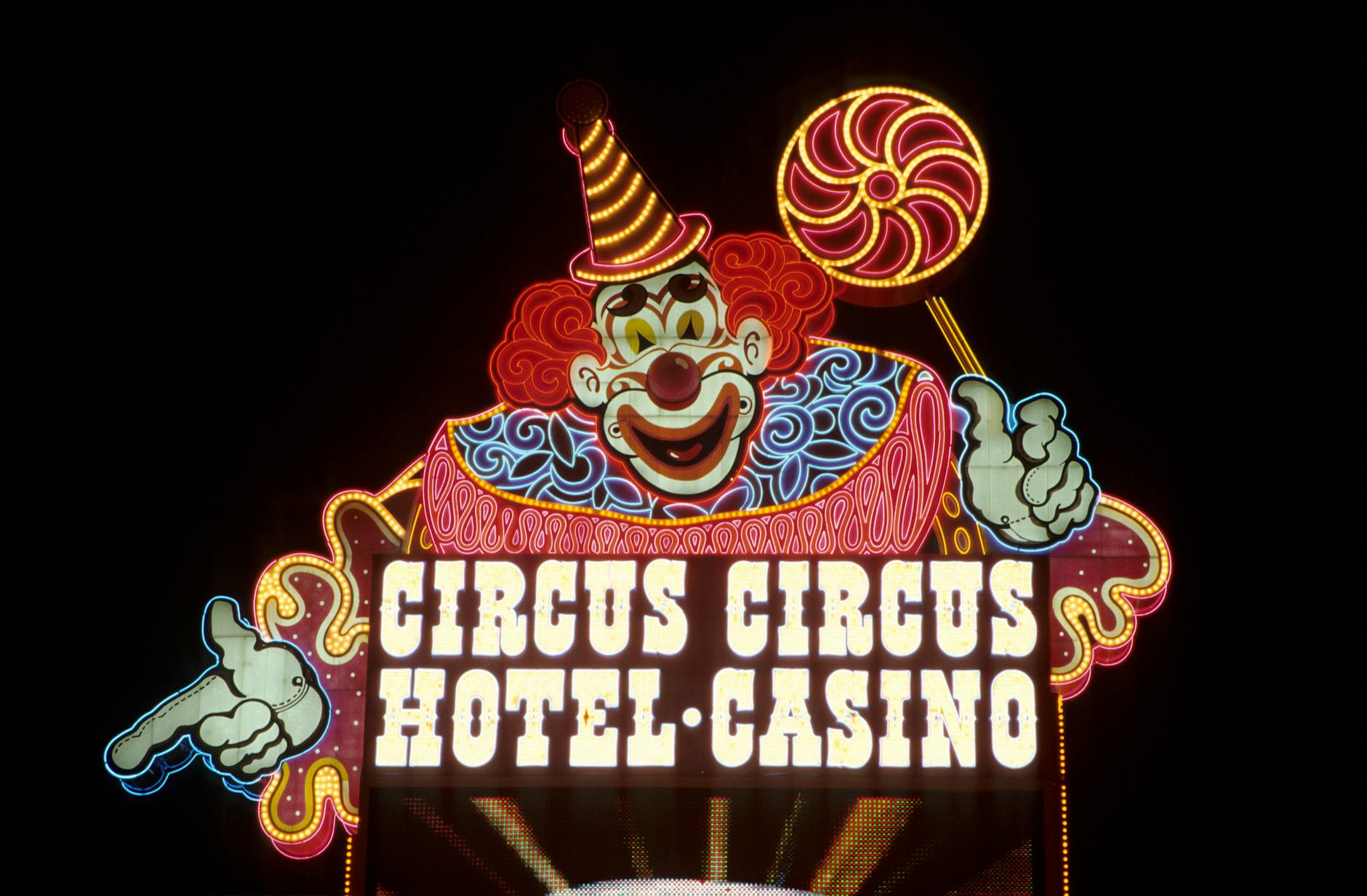 Clown neonskyltar på ett hotell och kasino