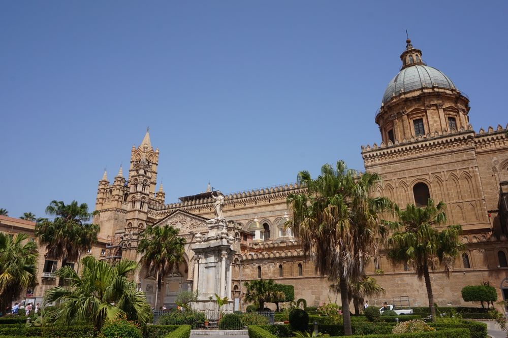 Catedrala din Palermo, cu palmieri și cer senin, Sicilia