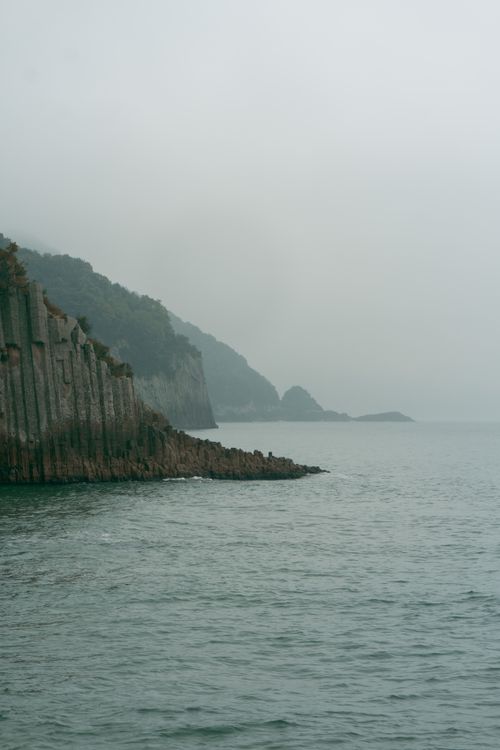 Misty coastline and sea cliffs, photo by Sami Abdullah on Pexels