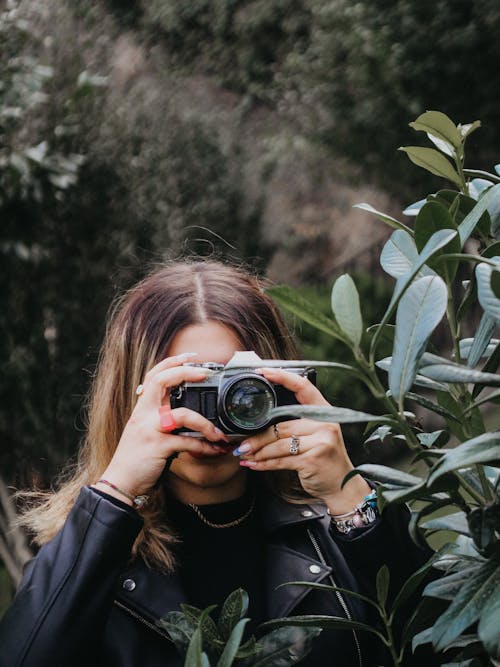 Foto stok gratis fokus selektif, fotografer, kamera