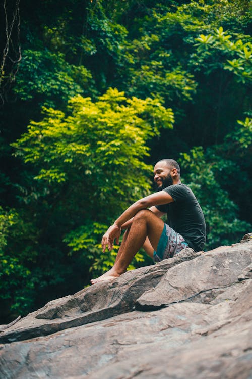 Gratis stockfoto met bebaarde man, glimlachen, groene bomen