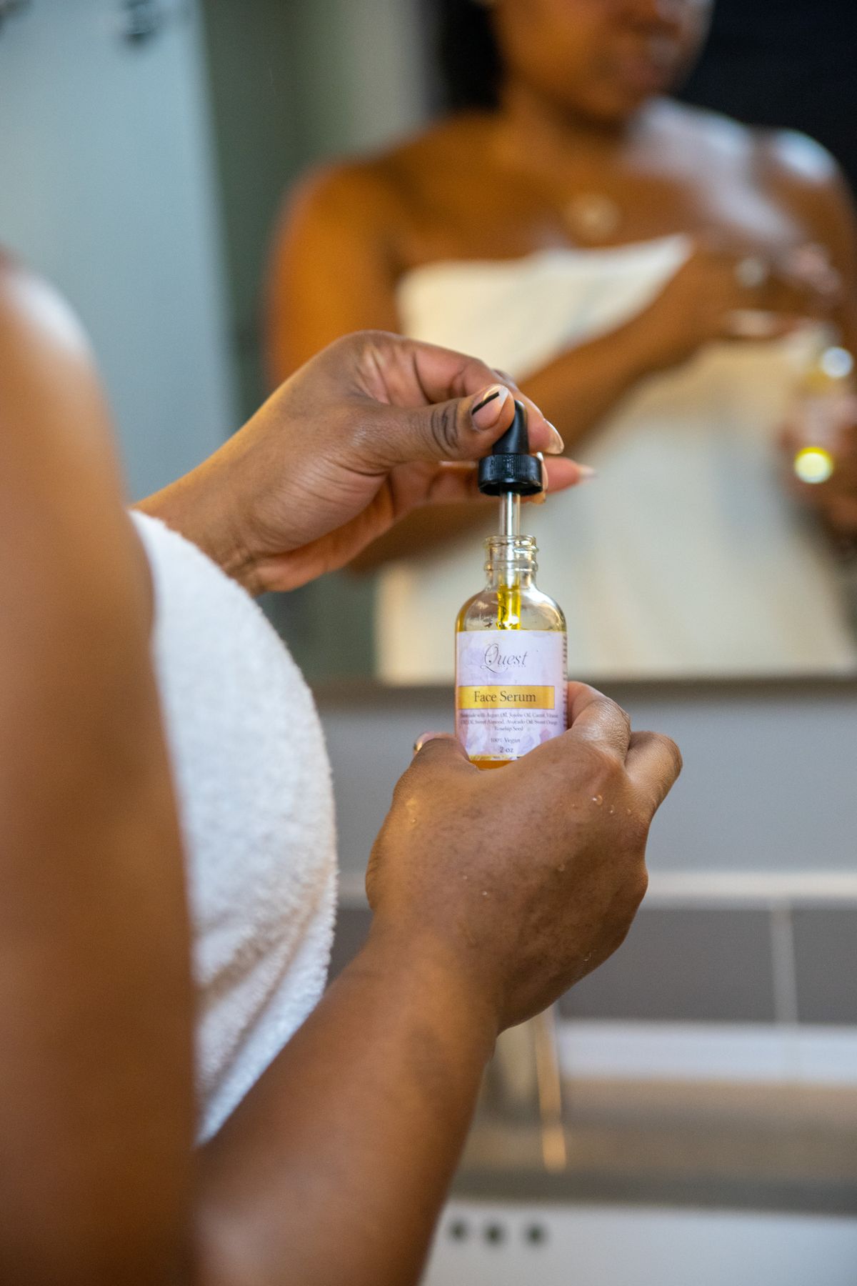 Aplicación de sérum antioxidante nocturno — Seleah Zona Esmeralda