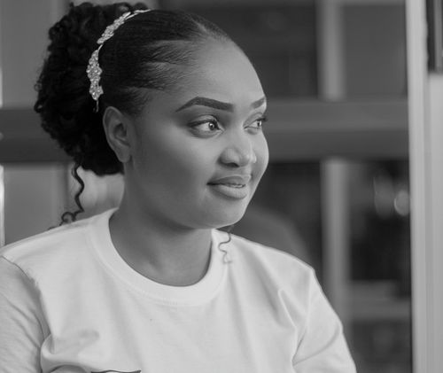Free Black and white portrait of a smiling woman indoors, showcasing elegance and fashion. Stock Photo