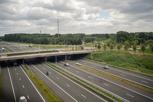 Gratis stockfoto met auto's, autoweg, dronefoto