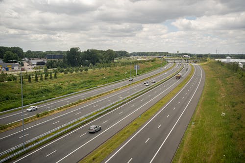 Gratis stockfoto met auto's, autoweg, dronefoto