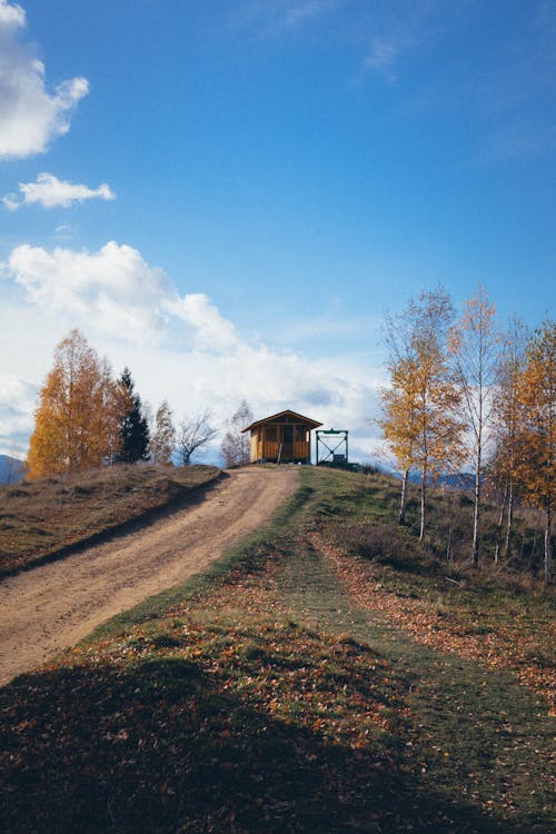 Darmowe zdjęcie z galerii z błękitne niebo, dom, droga polna