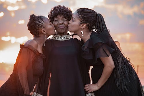 Darmowe zdjęcie z galerii z całowanie, córki, czarne kobiety