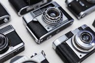 复古相机的顶视图展现了经典摄影设计与光学镜头