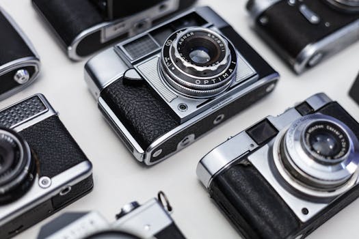 复古相机的顶视图展现了经典摄影设计与光学镜头