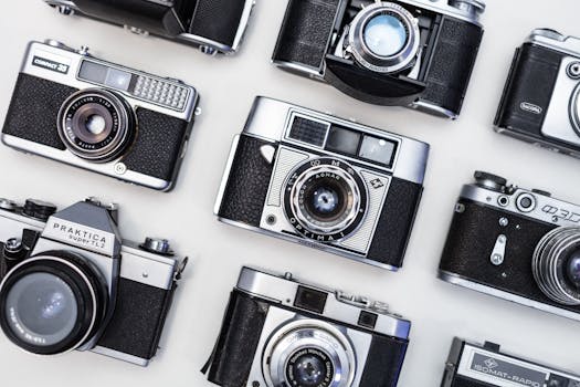 白色背景上自上而下展示着各种老式相机的视图