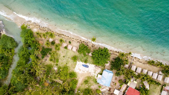 Vista aérea de um resort em ilha tropical
