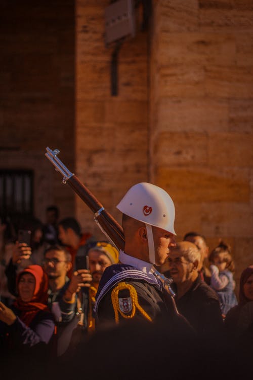 Foto d'estoc gratuïta de arma, audiència, desfilada