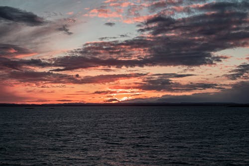 Fotobanka s bezplatnými fotkami na tému dramatická obloha, krajina pri mori, more