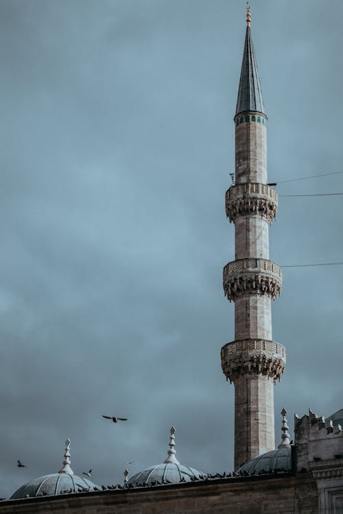 bina, bulutlu, cami içeren Ücretsiz stok fotoğraf