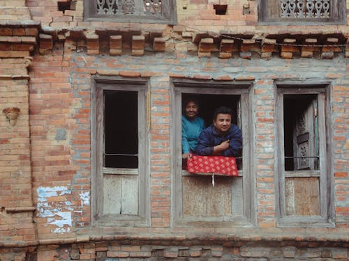 남자, 목조 창문, 밖을 내다 보는의 무료 스톡 사진