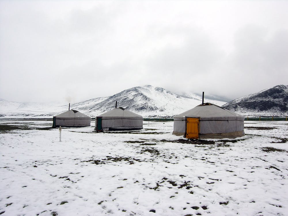 免费 三个帐篷的风景摄影 素材图片