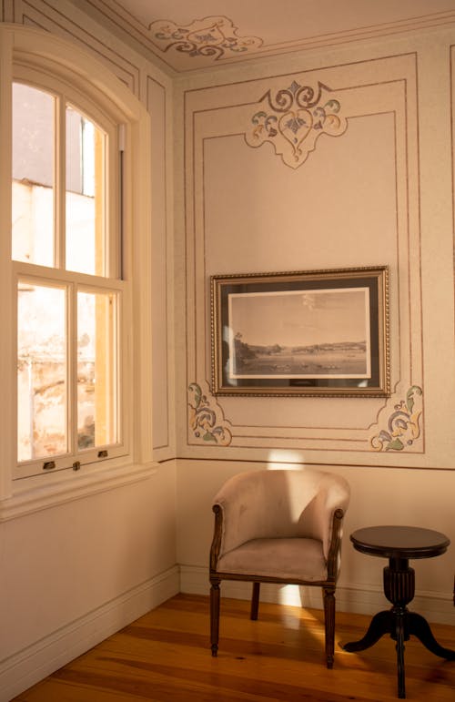 Darmowe zdjęcie z galerii z fotel, kąt, okna