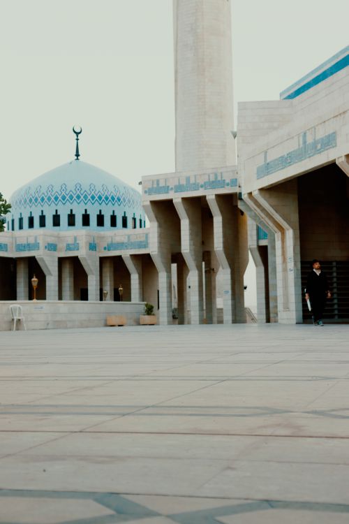 Free Architectural view of a contemporary mosque in Amman, featuring a prominent minaret. Stock Photo