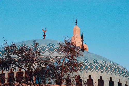 Free A detailed view of King Abdullah I Mosque's dome in Amman, Jordan with a clear blue sky. Stock Photo