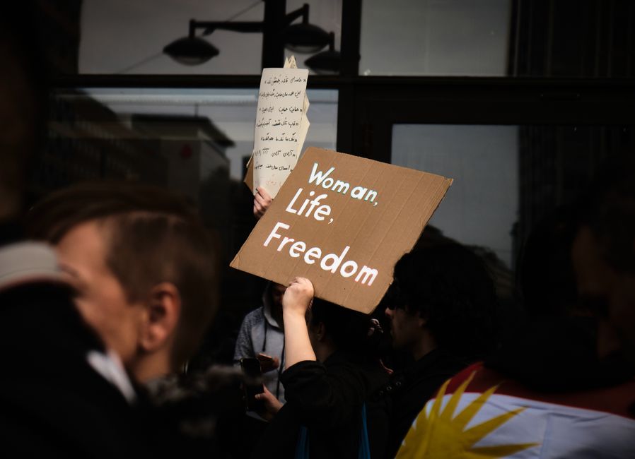 Protesta en Estocolmo con carteles que abogan por los derechos de las mujeres y la libertad.