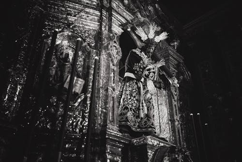 Gratis Fotografi Grayscale Patung Yesus Membawa Salib Foto Stok
