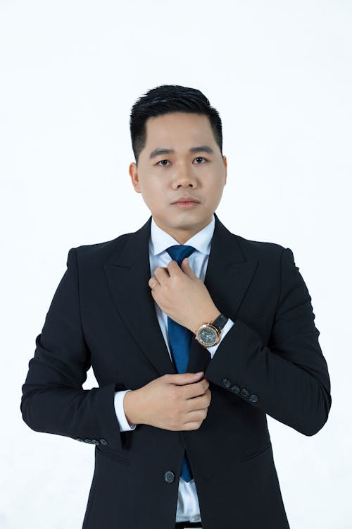 Kostnadsfri bild av asiatisk man, håller, kostym