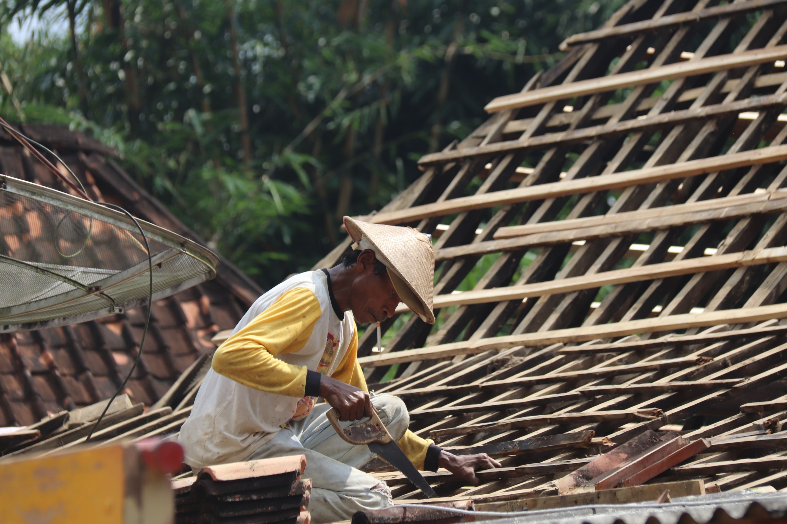 Roofer working on a roof structure in Leicestershire, ready to take your enquiry
