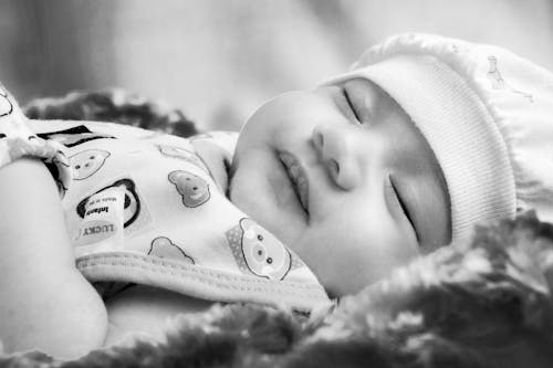 Photos gratuites de bébé, dormir, échelle des gris
