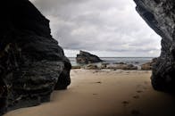 在英国坎伯恩的沿海洞穴中，探索令人惊叹的岩石海滩景观