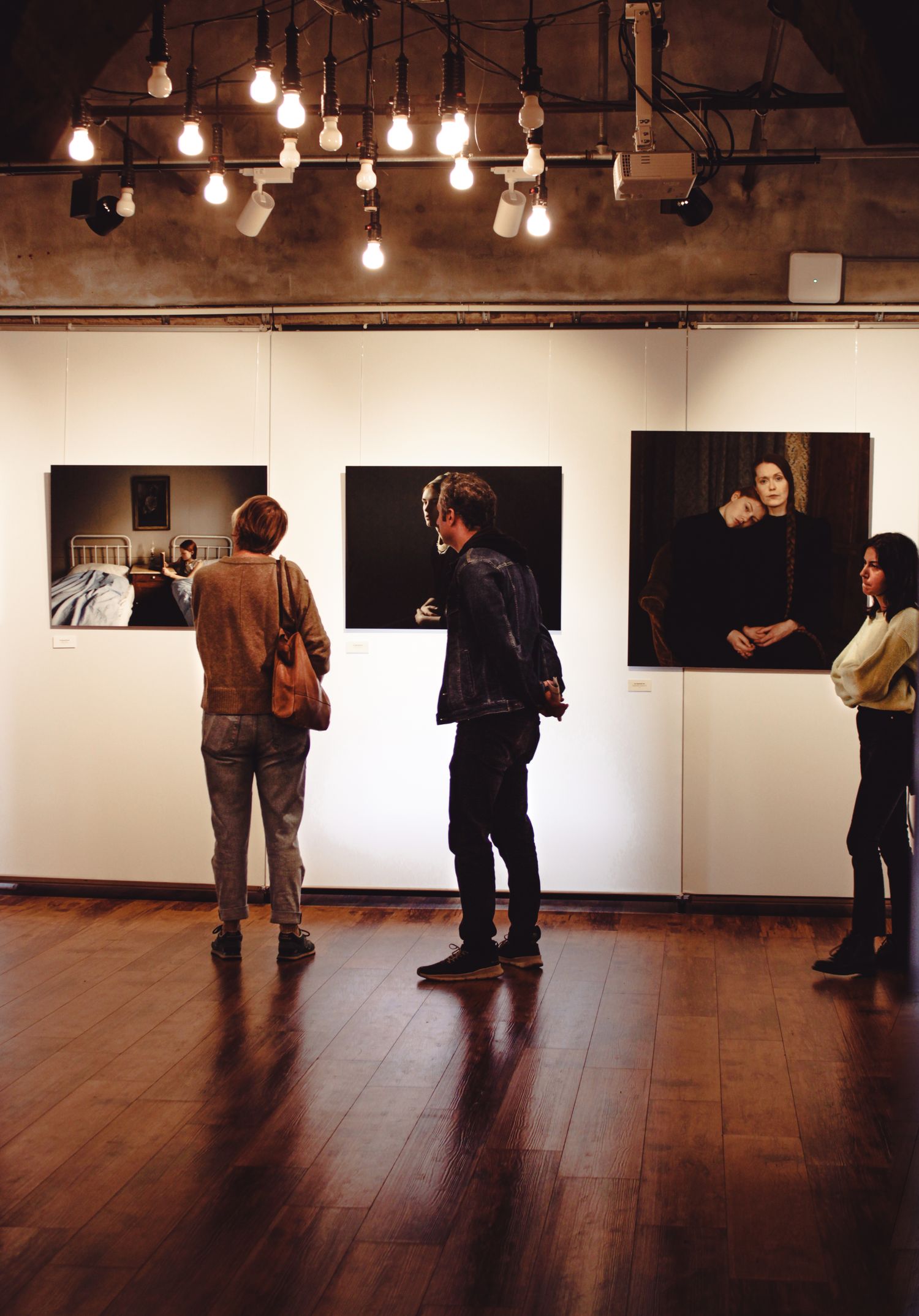 Personas recorriendo una galería de arte contemporáneo