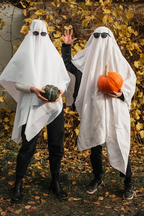 Kostnadsfri bild av firande, håller, halloween kostymer