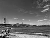 在晴朗的天空下，从旧金山海滩可以欣赏到金门大桥的黑白景色