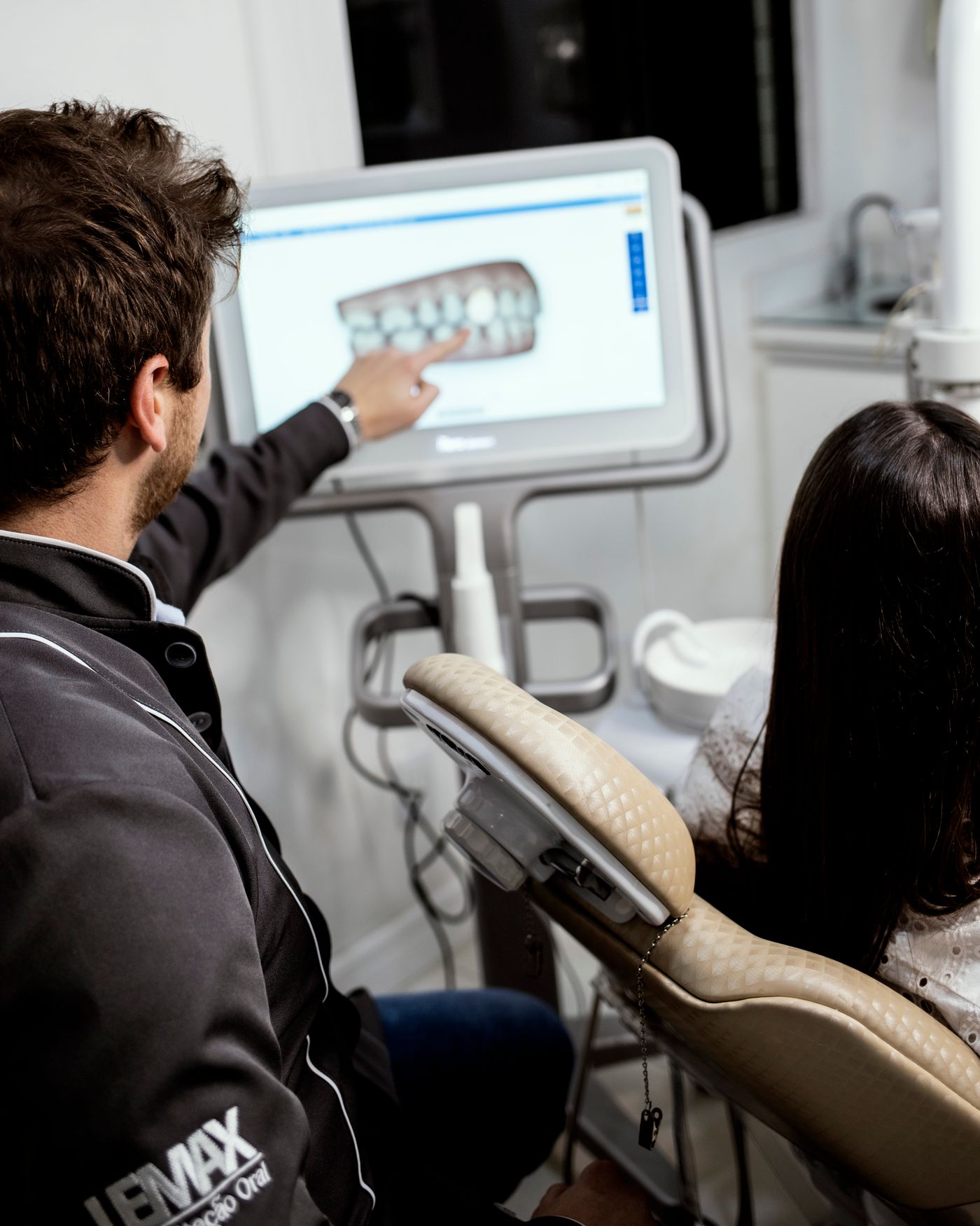 Dentiste expliquant un appareil orthodontique à l’aide d’un modèle dentaire