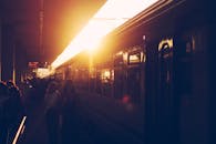日落时分，通勤者登上火车的剪影营造出戏剧性的城市场景