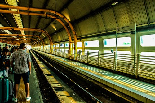 Homem Em Pé Ao Lado Do Trilho Do Trem