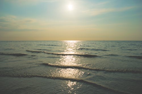 бесплатная Морские волны под голубым небом Стоковое фото
