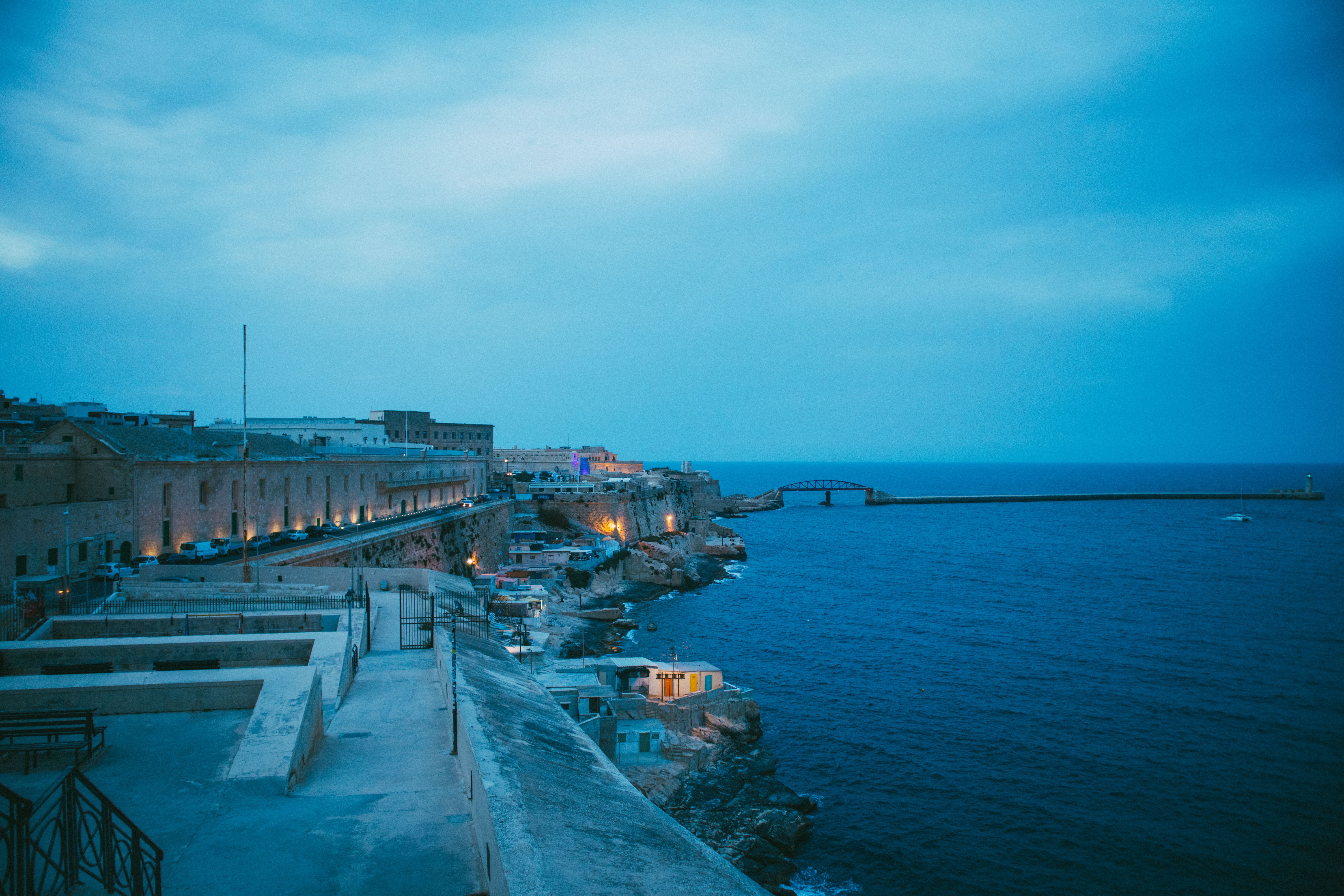 Antiguo muro de piedra de un puerto colonial al atardecer.