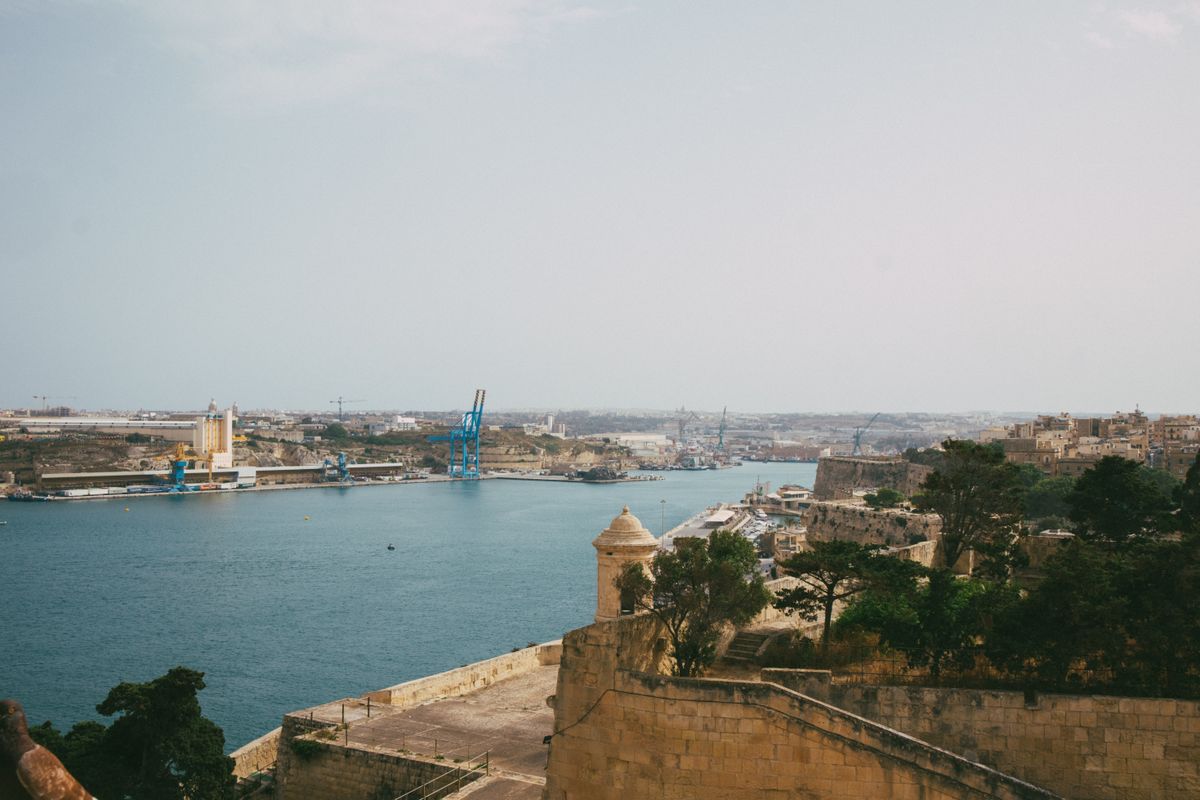 Valletta Malta - portul cu arhitectura istorică și apele Grand Harbour