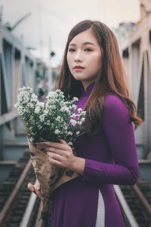 Kostnadsfri bild av asiatisk kvinna, blommor, dagtid