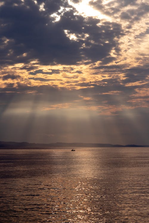 Ilmainen kuvapankkikuva tunnisteilla auringon säteet, meri, merimaisema