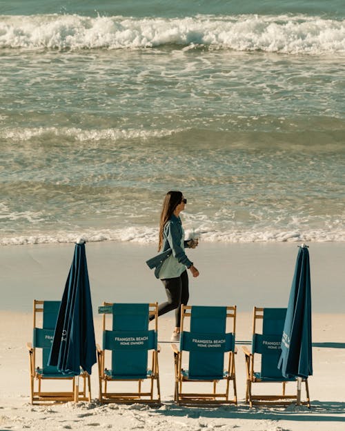 Foto d'estoc gratuïta de aigua, cadires de platja, caminant