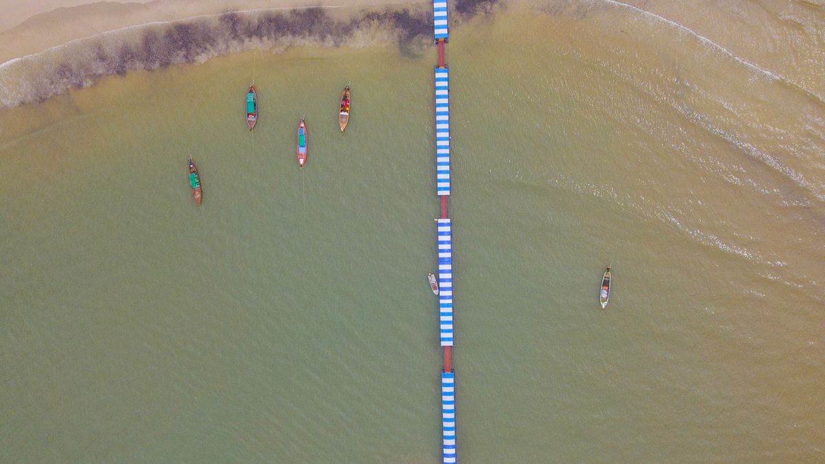 Russia's Foreign Ministry warns of risks of Russian citizens being detained abroad at the request of the US.
