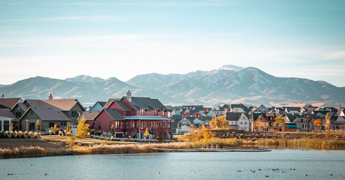 Charming lakeside community with picturesque mountain backdrop in South Jordan, Utah, USA.