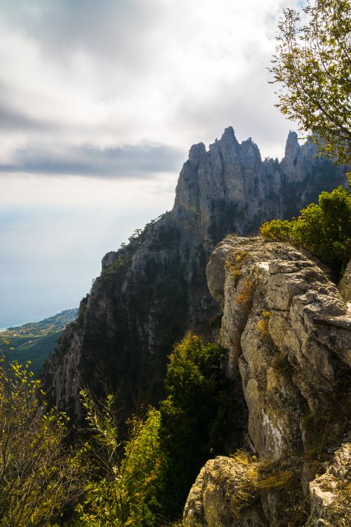 Free Capture of a rugged mountain cliff in Molodizhne. Perfect for nature enthusiasts. Stock Photo
