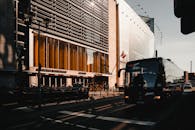 柏林繁忙的城市街道上，白天有公交车和现代建筑