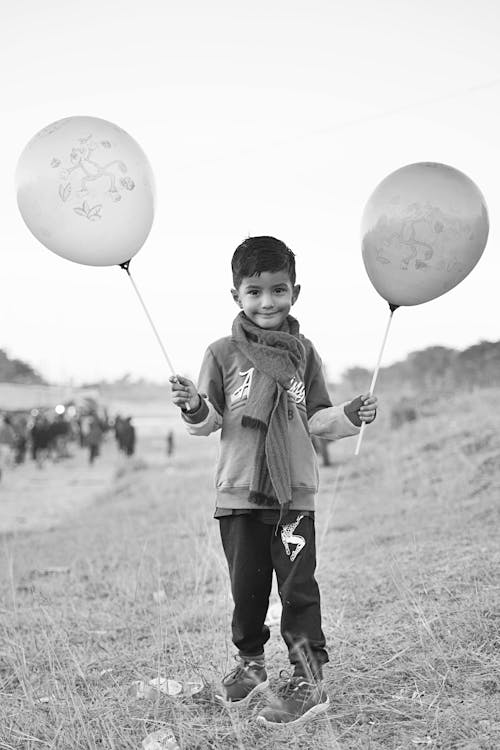 Základová fotografie zdarma na téma balóny, černobílý, chlapec