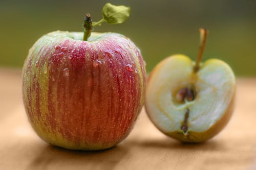 갈색 표면에 빨강 및 녹색 사과