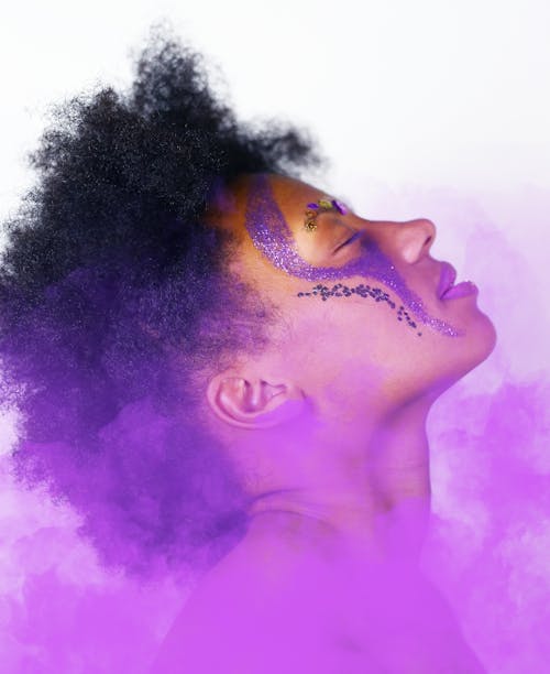 Женщина с фиолетовой краской для лица