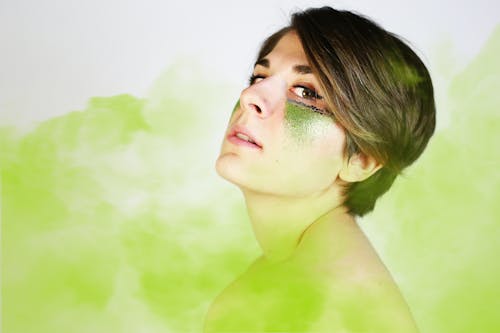Mulher Com Pintura Facial Verde