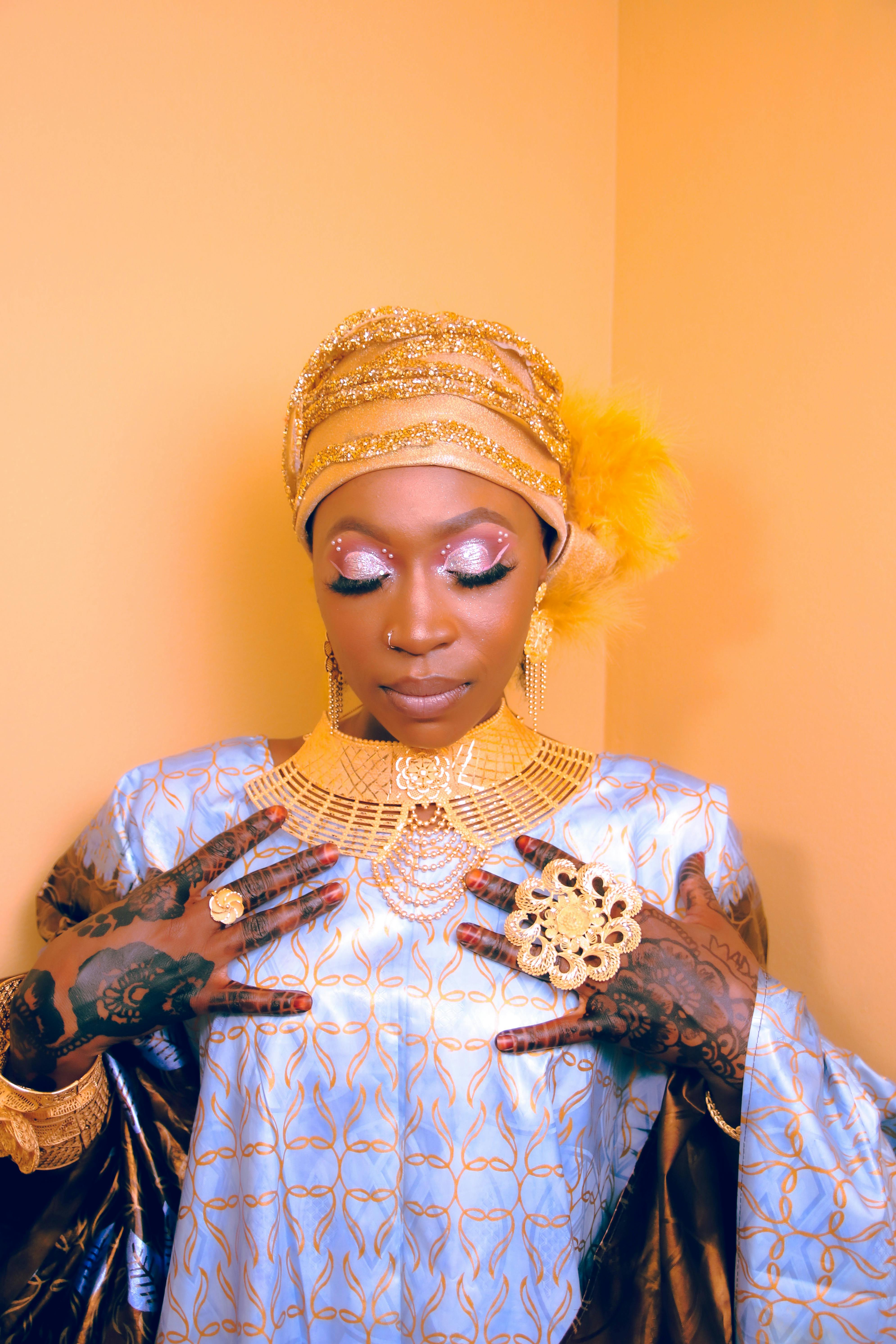 What does it mean when an Amish woman wears all black?